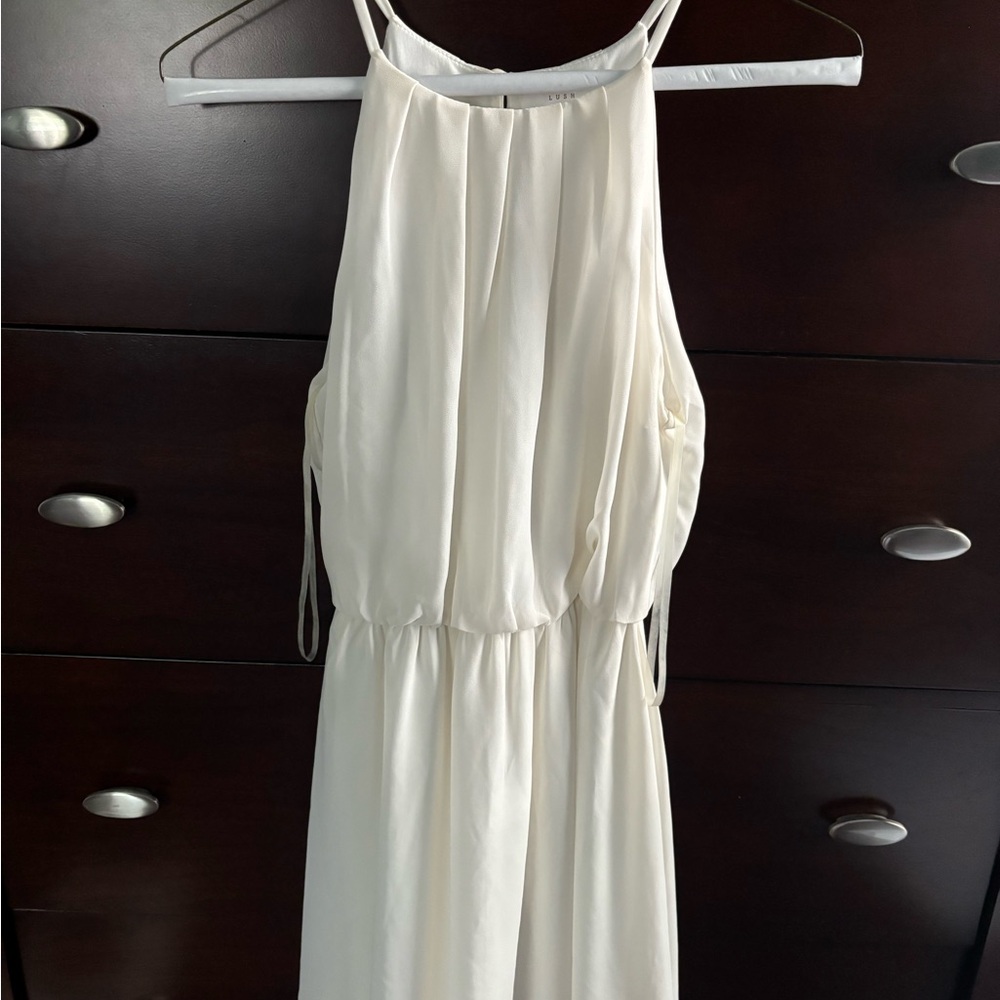 Elegant White Sleeveless Dress